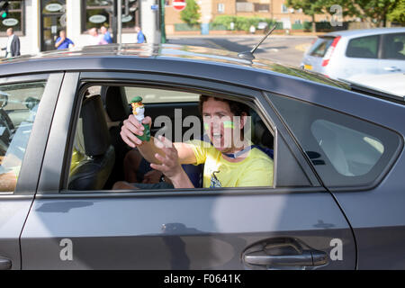 Trent Brücke, Nottingham, UK. 8. Aug, 2015.England und australische Cricket-Fans, die Ankunft in Trent Bridge vor dem Start der heutigen Testspiel, gingen England die Asche Entsendung a78-Lauf gewinnen zurückfordern. Bildnachweis: IFIMAGE/Alamy Live-Nachrichten Stockfoto