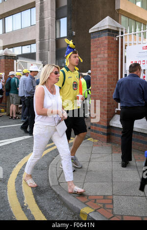 Trent Brücke, Nottingham, UK. 8. Aug, 2015.England und australische Cricket-Fans, die Ankunft in Trent Bridge vor dem Start der heutigen Testspiel, gingen England die Asche Entsendung a78-Lauf gewinnen zurückfordern. Bildnachweis: IFIMAGE/Alamy Live-Nachrichten Stockfoto