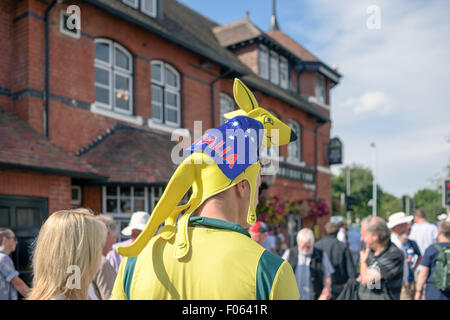 Trent Brücke, Nottingham, UK. 8. Aug, 2015.England und australische Cricket-Fans, die Ankunft in Trent Bridge vor dem Start der heutigen Testspiel, gingen England die Asche Entsendung a78-Lauf gewinnen zurückfordern. Bildnachweis: IFIMAGE/Alamy Live-Nachrichten Stockfoto