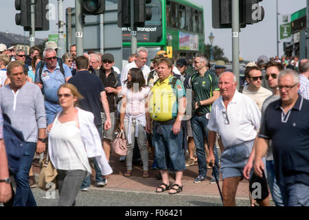 Trent Brücke, Nottingham, UK. 8. Aug, 2015.England und australische Cricket-Fans, die Ankunft in Trent Bridge vor dem Start der heutigen Testspiel, gingen England die Asche Entsendung a78-Lauf gewinnen zurückfordern. Bildnachweis: IFIMAGE/Alamy Live-Nachrichten Stockfoto