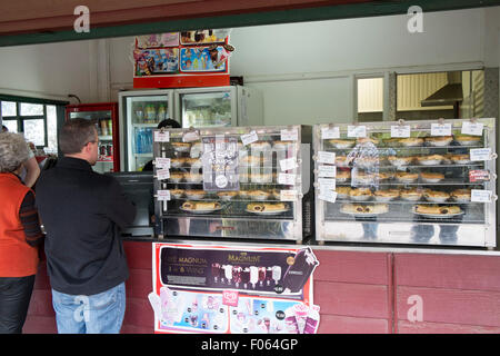 Leute stehen im Pie in the Sky Pie Shop am Old Pacific Highway, einem beliebten Treffpunkt für Motorradfahrer in New South Wales, Australien Stockfoto