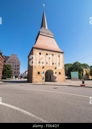 Historische Gebäude in Rostock (Deutschland) mit blauem Himmel Stockfoto