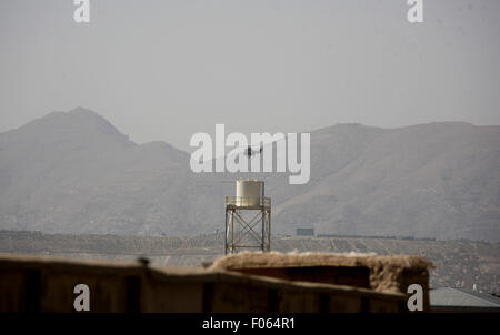 Kabul, Afghanistan. 8. August 2015. Foto aufgenommen am 8. August 2015 zeigt einen militärische Hubschrauber fliegen über den Himmel in der Nähe eines fremden Stoffes in Kabul, Afghanistan. Der Angriff auf Basis der NATO-geführten entschlossene Unterstützung (RS) Mission in Kabul am Freitagabend hat neun Menschen, darunter ein RS-Service-Mitglied das Leben gekostet, sagte eine Erklärung des Bündnisses am Samstag veröffentlicht. Bildnachweis: Ahmad Massoud/Xinhua/Alamy Live-Nachrichten Stockfoto