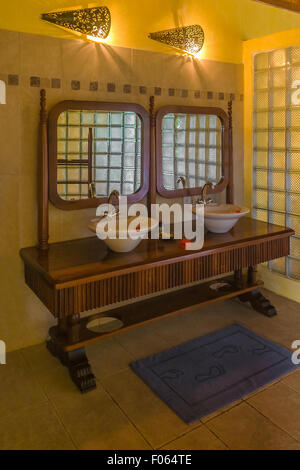 Luxus-Badezimmer mit edlem Holz in einem tropischen hotel Stockfoto