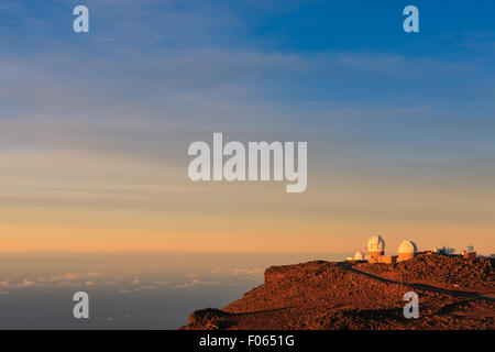 Sonnenuntergang über den Wolken über 3000 Meter auf den Haleakala Vulkan, Maui, Hawaii Stockfoto