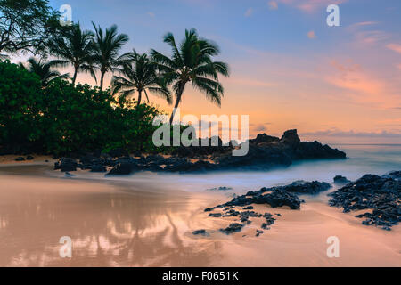 Sonnenaufgang am Secret Beach, Kihei, Maui, Hawaii Stockfoto