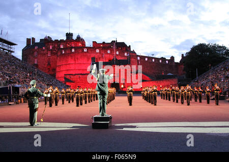 Edinburgh, Schottland. 7. August 2015. Militärkapelle der Befreiung Armee von China führen Sie während der Eröffnungsfeier der 66. Royal Edinburgh Military Tattoo in Edinburgh Schottland, am Abend des 7. August 2015. Das Thema "East meets West" mit dem 66. Royal Edinburgh Military Tattoo zielte darauf ab, die Möglichkeit für die militärischen Musiker und Kulturgruppen aus der ganzen Welt eine einzigartige Plattform zur Präsentation ihrer Unterschiede und ihre wunderbare Gemeinsamkeiten teilen. Bildnachweis: Xinhua/Alamy Live-Nachrichten Stockfoto