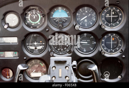 Flug-Schreibtisch-Bedienfeld auf eine zweisitzige altes kleines Flugzeug. Stockfoto