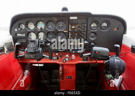 Flug-Schreibtisch-Bedienfeld auf eine zweisitzige altes kleines Flugzeug. Stockfoto