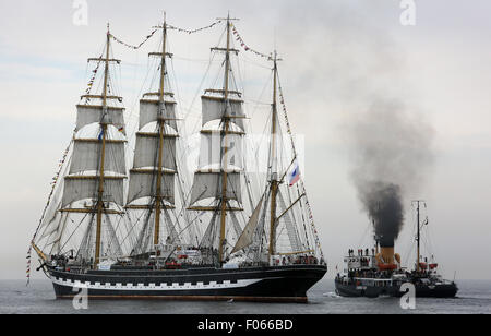 Rostock-Warnemünde, Deutschland. 8. August 2015. Der russischen Großsegler "Krusenschtern" und Dampf-Eisbrecher "Stettin' im Gange, während die traditionelle Flotte Ausflug von der Hanse Sail treffen an der Ostsee in Rostock-Warnemünde, Deutschland, 8. August 2015. Das diesjährige Event hat Beteiligung, mit 240 Schiffe aus 16 Ländern, die Teilnahme an Rekorde. Foto: BERND WUESTNECK/DPA/Alamy Live-Nachrichten Stockfoto