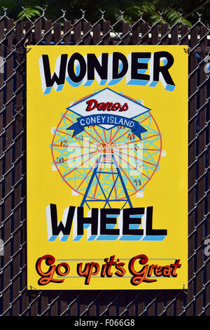 Ein Zeichen für das Wonder Wheel in Coney Island in einer sehr Retro-Stil gemalt. In Brooklyn, New York Stockfoto