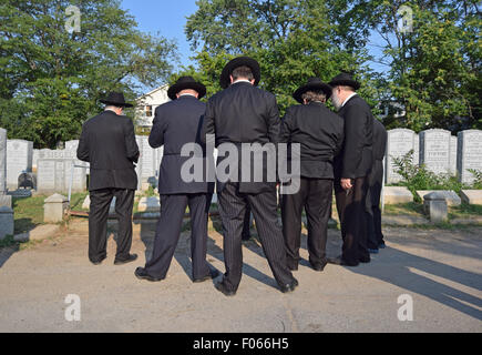 Religiöse jüdische Männer beten auf den Todestag am Montefiore Friedhof in Cambria Heights, Queens, New York Stockfoto