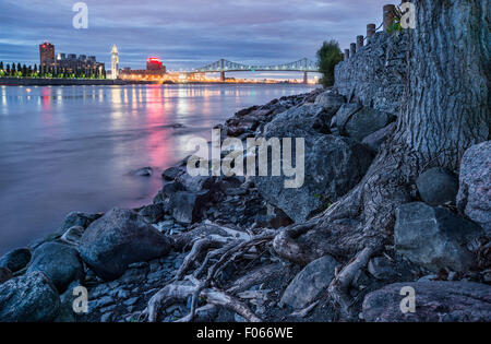 Sankt-Lorenz-Strom vom Cité du Havre Park in Montreal, mit Jacques Cartier Brücke im Hintergrund Stockfoto