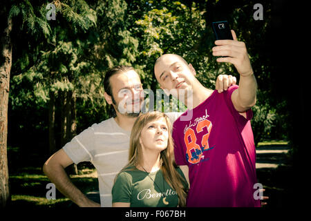 Friends-Gruppe unter einem Selfie im park Stockfoto