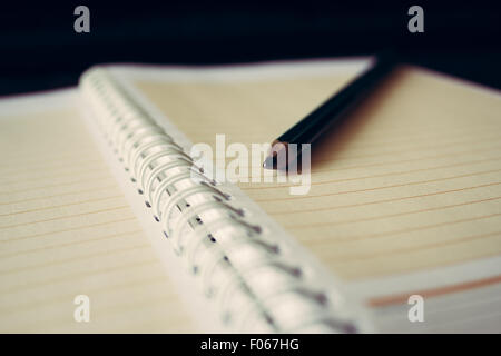 Eine Nahaufnahme gemacht, um einen Bleistift warten auf eine leere Arbeitsmappe verwendet werden Stockfoto