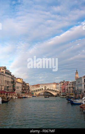 Blick auf Canale Grande (Canal Grande) und die Rialto-Brücke (Ponte di Rialto) in Venedig, Italien Stockfoto