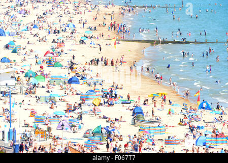 Bournemouth, UK. 8. August 2015. Der Strand von Bournemouth als Tempratures schweben über Großbritannien Samstag, 8. August 2015 Credit: John Beasley/Alamy Live News Stockfoto