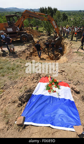 Ottersweier, Deutschland. 8. August 2015. Deutsche und französische Soldaten und Helfer wiederherstellen Teile des amerikanischen Jagdbomber "Thunderbolt p-47" neben der französischen Nationalflagge in Ottersweier, Deutschland, 8. August 2015. Das Flugzeug stürzte in der Nähe der Stadt 14. Februar 1945, starb den 25 Jahre alten französischen Piloten Antoine Allard. Foto: PATRICK SEEGER/Dpa/Alamy Live News Stockfoto