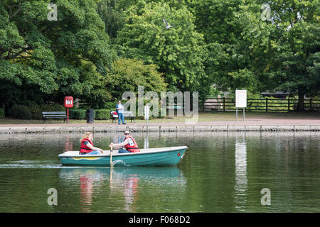 Zwei Mädchen ein Ruderboot auf dem Teich im West Park in Wolverhampton West Midlands UK Stockfoto