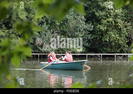Zwei Mädchen ein Ruderboot auf dem Teich im West Park in Wolverhampton West Midlands UK Stockfoto