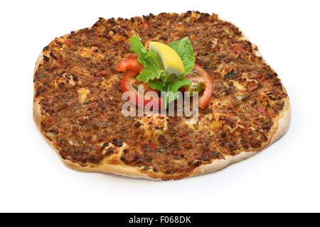 Lahmacun, türkische Hackfleisch Fleisch Pizza isoliert auf weißem Hintergrund Stockfoto