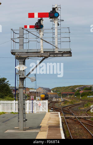 Barrow-in-Furness Railway Station Cumbrian Küste Linie Semaphore Signale auf der Plattform Schiene station Hub zentrale Züge lo Stockfoto