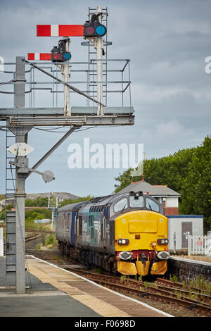 DRS Direct Rail Services Class 37/4 37423 benannte Geist der Seen im Barrow-in-Furness mit 2 40 0842 Carlisle - Barro ankommt Stockfoto