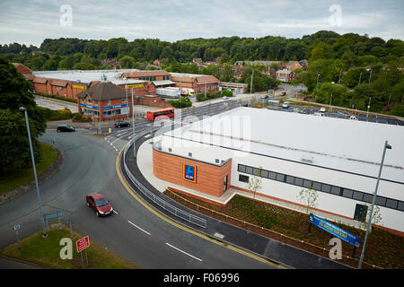 Aldi Blackfriars mit einem "Safeway-Supermarkt nebenan in das Dorf von Newcastle unter Lyme außen Geschäfte Shoppe Stockfoto