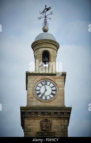 ziemlich historischer Architektur der Guildhall Gebäude Newcastle Undr Lyne Staffordshire Nahaufnahme von der Uhrturm und Ziffernblatt Stockfoto