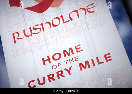 Rusholme A34 curry Mile in Manchester Uk erste 42 Buslinie Radfahren auf Straße Fahrrad Radfahrer Shop shopping Shopper Shop Einzelhandel s Stockfoto