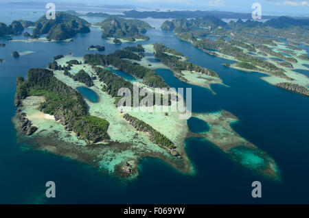 Luftaufnahme des Gebiets Misool, Misool, Raja Ampat, West Papua, Indonesien, Pazifik Stockfoto