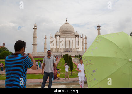 Touristen fotografiert, während sie fotografieren mit Taj Mahal ist im Hintergrund. Agra, Uttar Pradesh, Indien. Stockfoto