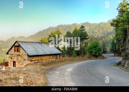 traditionellen Stil Hill House von einer leeren Straße Stockfoto