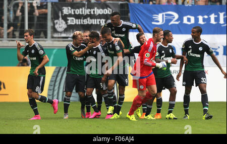 Duisburg, Deutschland. 8. August 2015. Deutsch-Soccer-Cup Runde 1, MSV Duisburg Vs FC Schalke 04: Spieler von Schalke zu feiern. Bildnachweis: Jürgen Schwarz/Alamy Live-Nachrichten Stockfoto