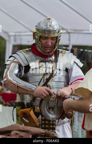 Wallsend, Tyne and Wear, UK. 8. August 2015. Hadrian Festival am Segedunum römisches Kastell: A römischer Gladiator inspiziert ein Stück der Rüstung bei Mercatus (Roman Market). Das Hadrian Festival ist Teil des Programms der Maßnahmen zur Förderung des British Museum römische Reich: Power & People Ausstellung, die öffentlich zur Schau 30 Mai – 13. September 2015 Credit: Andrew Nicholson/Alamy Live News Stockfoto