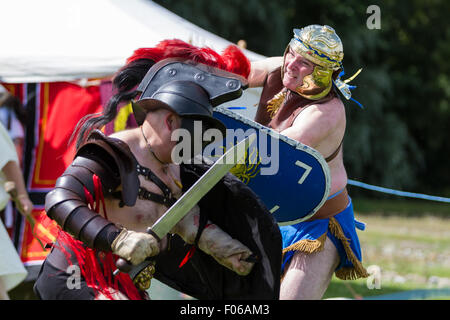 Wallsend, Tyne and Wear, UK. 8. August 2015. Hadrian Festival am Segedunum römisches Kastell: zwei römische Gladiatoren kämpfen um ihr Leben. Das Hadrian Festival war Teil des Programms der Maßnahmen zur Förderung des British Museum römische Reich: Power & People Ausstellung die öffentlich zur Schau 30 Mai – 13. September 2015 Credit: Andrew Nicholson/Alamy Live News Stockfoto