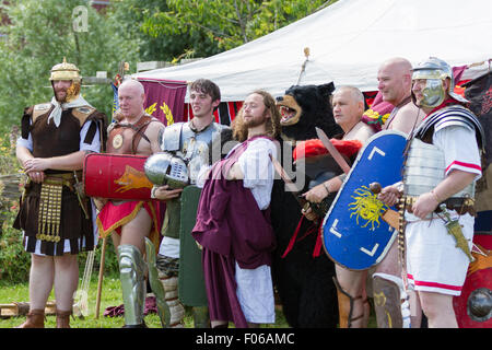 Wallsend, Tyne and Wear, UK. 8. August 2015. Hadrian Festival am Segedunum römisches Kastell: der Kaiser Hadrian und ein Team von römischen Gladiatoren einen Vorhang-Anruf annehmen. Das Hadrian Festival ist Teil des Programms der Maßnahmen zur Förderung des British Museum römische Reich: Power & People Ausstellung, die öffentlich zur Schau 30 Mai – 13. September 2015 Credit: Andrew Nicholson/Alamy Live News Stockfoto