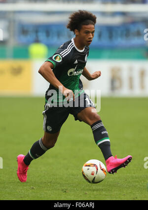 Duisburg, Deutschland. 8. August 2015. Deutsch-Soccer-Cup Runde 1, MSV Duisburg Vs FC Schalke 04: Leroy Sane von Schalke steuert den Ball. Bildnachweis: Jürgen Schwarz/Alamy Live-Nachrichten Stockfoto