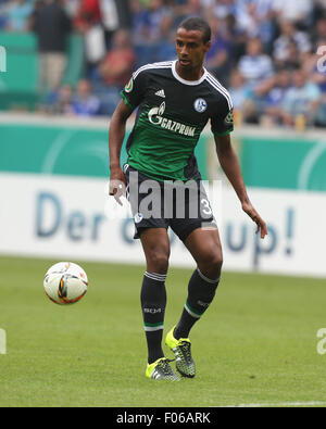 Duisburg, Deutschland. 8. August 2015. Deutsch-Soccer-Cup Runde 1, MSV Duisburg Vs FC Schalke 04: Joel Matip Schalke steuert den Ball. Bildnachweis: Jürgen Schwarz/Alamy Live-Nachrichten Stockfoto