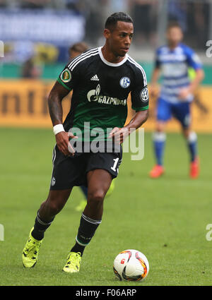 Duisburg, Deutschland. 8. August 2015. Deutsch-Soccer-Cup Runde 1, MSV Duisburg Vs FC Schalke 04: Dennis Aogo vom Schalke steuert den Ball. Bildnachweis: Jürgen Schwarz/Alamy Live-Nachrichten Stockfoto