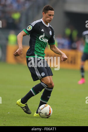 Duisburg, Deutschland. 8. August 2015. Deutsch-Soccer-Cup Runde 1, MSV Duisburg Vs FC Schalke 04: Julian Draxler Schalke steuert den Ball. Bildnachweis: Jürgen Schwarz/Alamy Live-Nachrichten Stockfoto