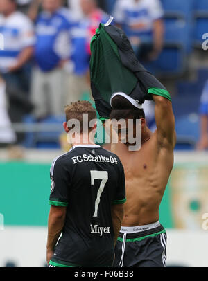 Duisburg, Deutschland. 8. August 2015. Deutsch-Soccer-Cup Runde 1, MSV Duisburg Vs FC Schalke 04: Leroy Sane von Schalke hebt sein Hemd. Bildnachweis: Jürgen Schwarz/Alamy Live-Nachrichten Stockfoto