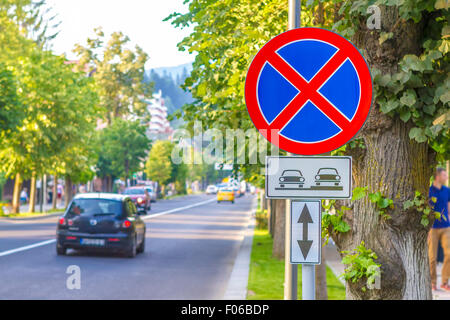 Warnschild Tow away Zone in der Nähe eines Baumes Stockfoto