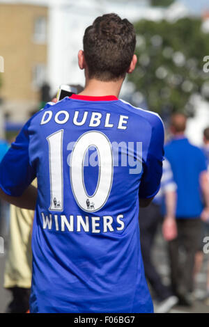 Stamford Bridge London, UK. 8. August 2015. Chelsea-Fans versammeln sich am Eröffnungstag der englischen Premier-League-Saison zu sehen, Meister FC Chelsea V Swansea City an der Stamford Bridge zu verteidigen. Bildnachweis: Amer Ghazzal/Alamy Live-Nachrichten Stockfoto