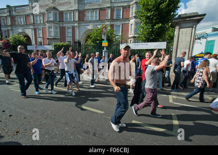 Stamford Bridge London, UK. 8. August 2015. Eine kleine Gruppe von Swansea City-Fans kommen an der Stamford Bridge für das Spiel gegen Chelsea FC Credit: Amer Ghazzal/Alamy Live-Nachrichten Stockfoto