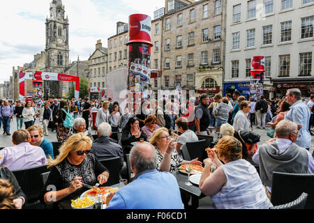 Edinburgh, Schottland. 8. August 2015. Am ersten Samstag des Edinburgh Fringe wurden Besucher nach Edinburgh, die jährliche kostenlose Straßenunterhaltung mit Kostproben aus den vielen Shows behandelt. Viele Schauspieler und Entertainer sind aus allen Teilen der Welt und in Edinburgh für das Fringe Festival welches dauert bis 30 August Credit gesammelt haben: Findlay/Alamy Live News Stockfoto