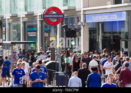 Stamford Bridge London, UK. 8. August 2015. Chelsea-Fans versammeln sich am Eröffnungstag der englischen Premier-League-Saison zu sehen, Meister FC Chelsea V Swansea City an der Stamford Bridge zu verteidigen. Bildnachweis: Amer Ghazzal/Alamy Live-Nachrichten Stockfoto