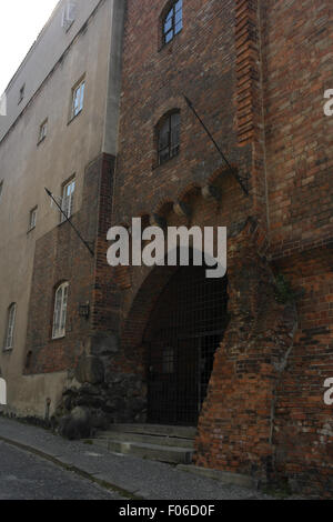 Schräge Porträt von Brzozowa, Ziegel Reliquie Gnojna Tor gemischt in Wand Mietshaus, Celna Street, Old Town, Warschau Stockfoto