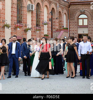 Hochzeitsgesellschaft verlassen Kirche in Bukarest, Rumänien Stockfoto