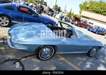 Ein 1964 Chevrolet Corvette Sting Ray Cabrio. Stockfoto